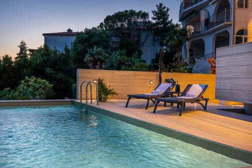 Atemberaubendes Apartment direkt am Meer mit Pool, Meerblick, Aussendusche, Liegen
