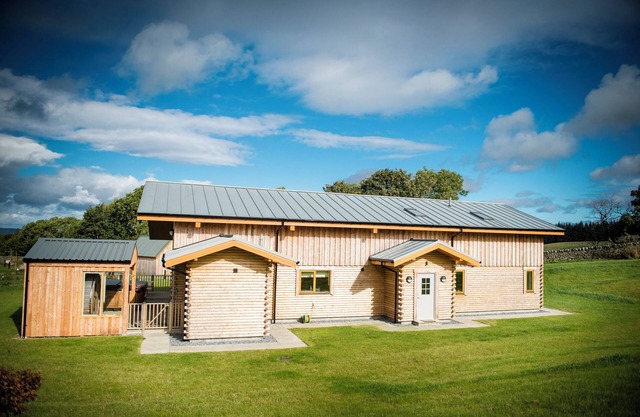 ATLAS, family friendly, with hot tub in Cawdor
