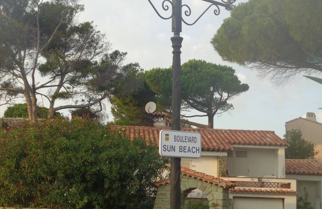 Attached villa, terrace, garden, garage, in a quiet impasse. Access to the pool