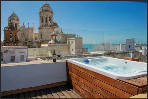 * ATTIC WITH IMPRESSIVE VIEWS AND JACUZZI