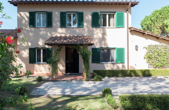 Attractive and spacious independent villa with private swimming pool