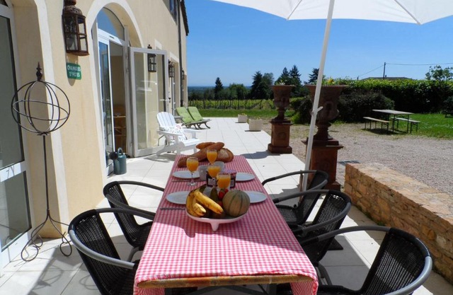 Attractive Mansion in Vinzelles with Swimming Pool