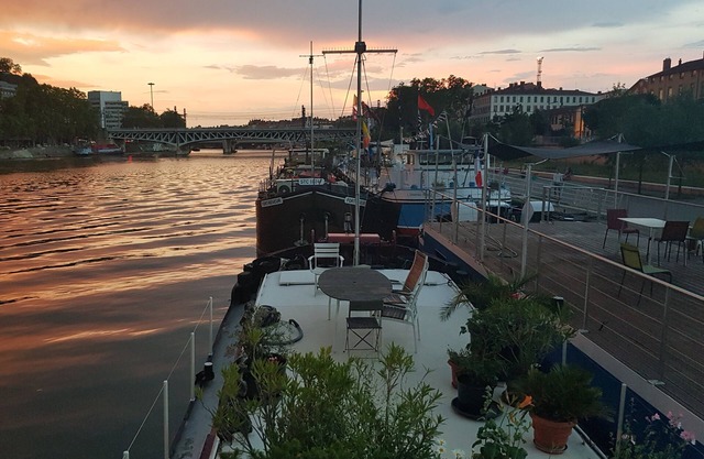 Atypical barge full of charm in the city center