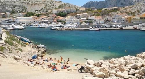 Au cœur du Parc National du Massif des Calanques, la Flibuste des Goudes, Maison 2 chambres, climatisée, jardins, solarium, proche plage, large vue mer