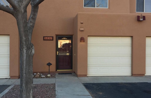 Aug Discounts Moab Solano Vallejo Condo, sleeps 5, outdoor pool