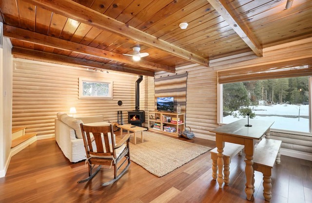 Augie’s Authentic Log Cabin! Pets Welcome!