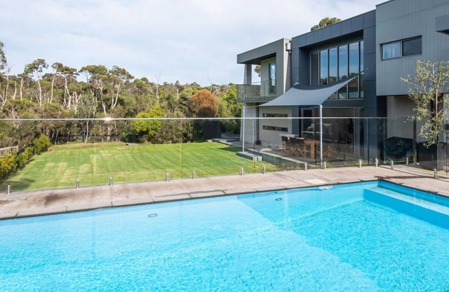 Augusta Private Acre Escape in Mount Martha with pool
