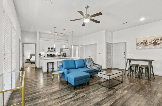 Austin Luxury 2BR 2B w/Pool & FREE Parking Fast WIFI