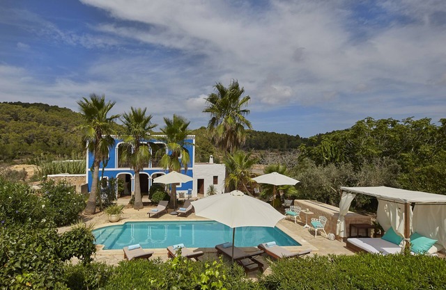 AUTHENTIC VILLA IBICENCA BETWEEN THE MOUNTAINS, 10 MIN FROM THE BEACH.