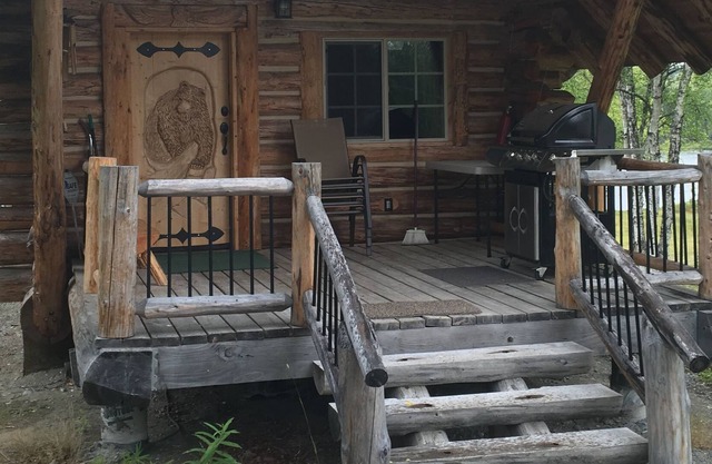 Authentic log cabin on Loon Lake, Privacy only 2 miles to downtown Soldotna.