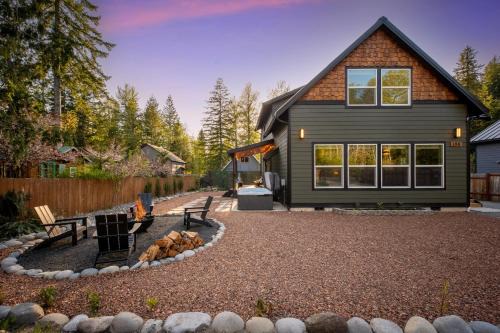 Autumn At Rainier Modern Cabin W Firepit