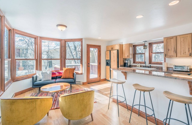 AUTUMN COLORS IN TELLURIDE! CHIC & CONVENIENT 2BR/2.5Bth condo-Creekside