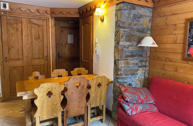 AUX MENUIRES APARTMENT IN LUXURY RESIDENCE SLEEPS 6. 2 BEDROOMS.