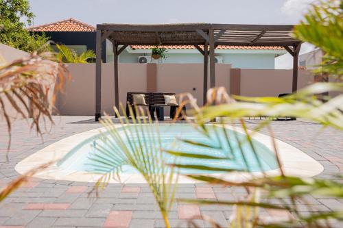 Av Curacao - Centrally Located Spacious Apartment