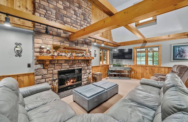 Avalon Villa-Panoramic Lake Views-Hot Tub-Game Room-Kayaks-Canoes-Bikes-Play Grd