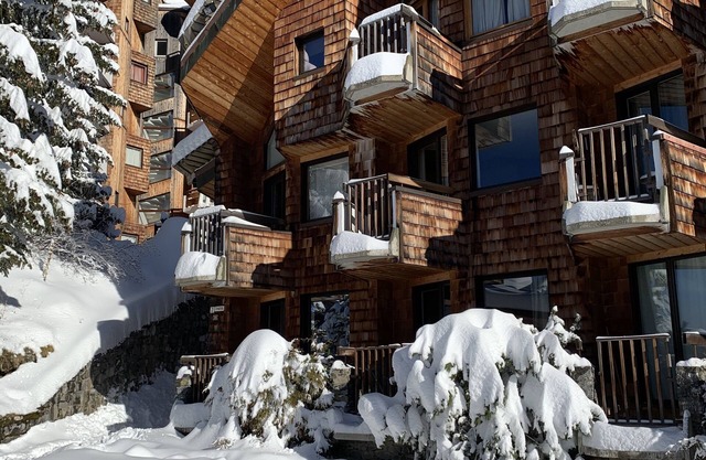AVORIAZ, Large Studio 32 m2 in listed building, renovated, ski in, balcony