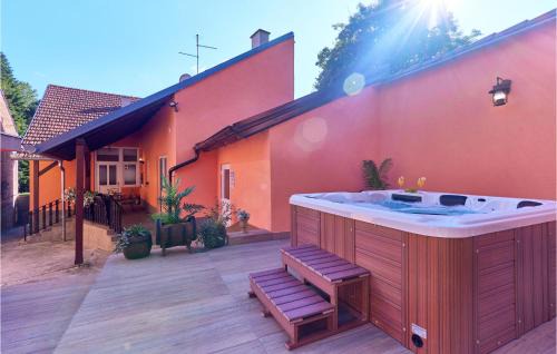 Awesome Home In Daruvar With Jacuzzi