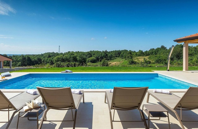 Awesome home in Jakovici