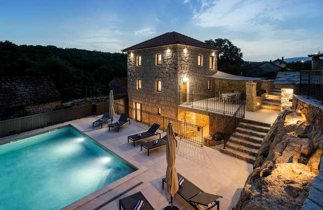 Awesome home in Zmijavci with WiFi