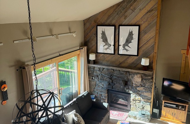 Awesome Location - Short Walk to Mountain and Town!