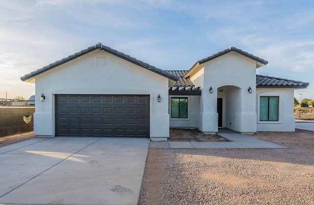 AZ GO Rentals: 2022 built, 3bd/2ba, 2car garage and PICKLEBALL COURT! DETACHED!