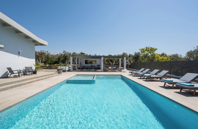 Azatis Luxury Villa: 7-bedroom Villa with a Heated Pool, Hot Tub & Seaview