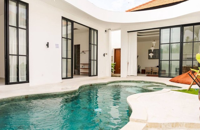 Azure Luxe Private Pool Villa, 6min PererenanBeach