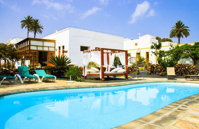 B & BLolayJuan: Apartment kitchen, private bathroom and heated pool "LA TROJA"
