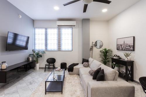 B&W, 2BR, Near Beach, WIFI, AC in Old San Juan