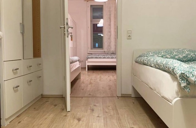 B04 Ferienwohnung Bergisch Gladbach, 85qm, 2 Schlafzimmer, 1 Wohn- /schlafzimmer, Max. 6 Personen