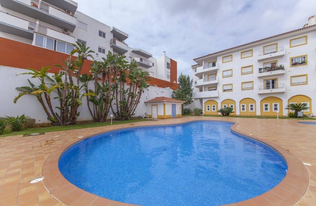 B41 - Windmill Modern with Pool