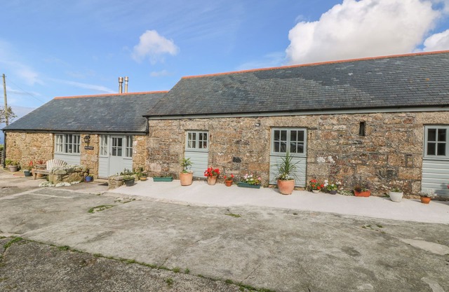 BACK OF BEYOND, pet friendly, with open fire in St Ives