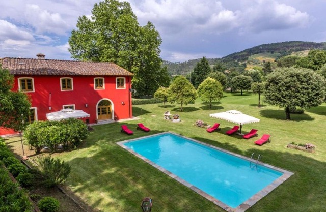 Badia Cantignano Villa Sleeps 12 with Pool Air Con and WiFi