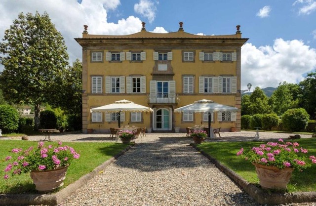 Badia Cantignano Villa Sleeps 14 with Pool Air Con and WiFi