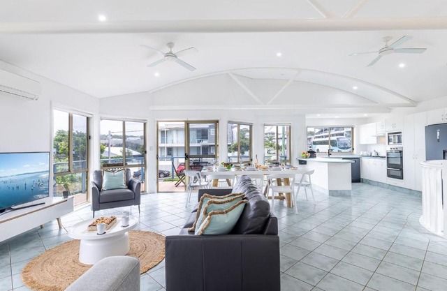 Baia Villa air con WiFi and views of Fingal Beach
