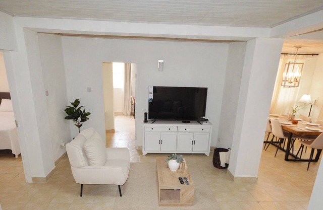 Bajan Breeze 3-bedroom apartment 15 minutes walk to the beach