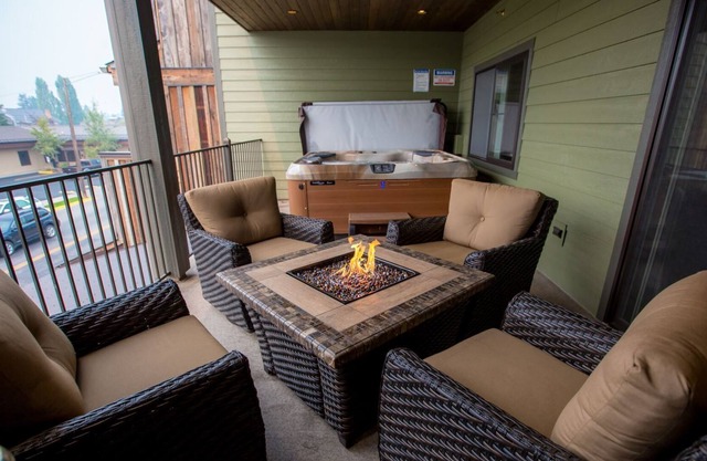 Baker Loft 202 - Stunning Condo in the heart of Downtown! Private Hot tub!!