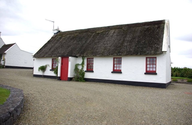 Ballyvaughan Cottage No 2 - a bungalow that sleeps 6 guests in 3 bedrooms