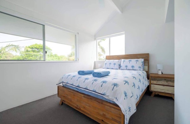 Balmy Nights - 2 bed, 2 mins to beach, AC, Pool