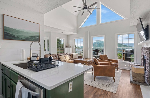 Balsam Haven I Mountain View I Fireplace Home in Great Location