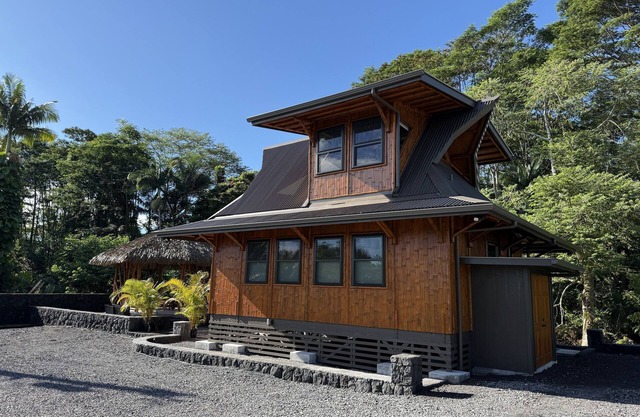 Bamboo River Hideaway in Hilo with fast WiFi near HMC