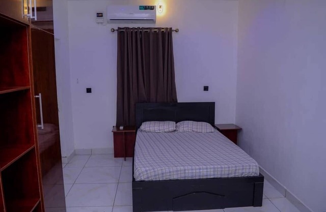Bamgbose Apartments - Sleeps 2 - Parking - WiFi