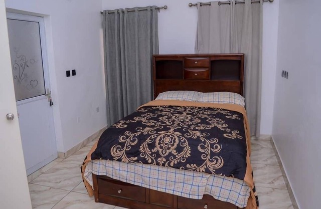 Bamgbose Apartments - Sleeps 2 - Parking - WiFi