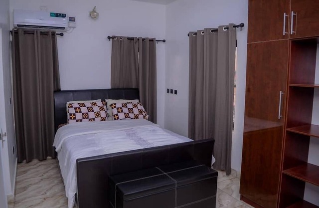 Bamgbose Apartments - Sleeps 2 - Parking - Balcony
