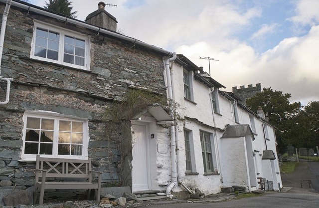 BANK VIEW, a cosy characterful cottage perfect for a romantic break in the Langdale Fells.