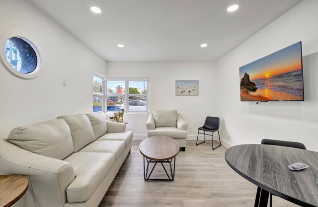 Banyan St 2BR/1BA off Las Olas- Steps to Beach #1