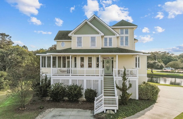 Bare Feet Retreat 4-bed 3.5-bath home in Corolla, pet friendly, hot tub, sleeps 10