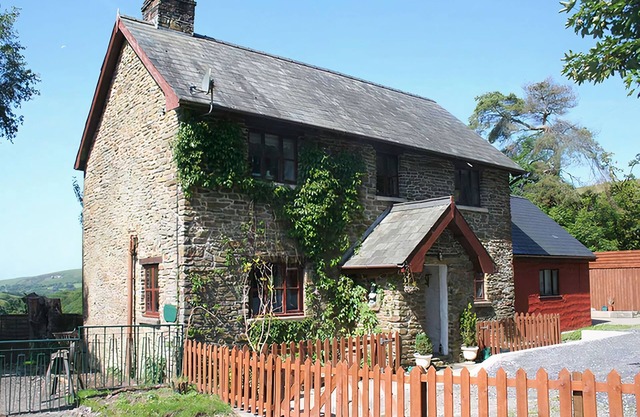 Barn Cottage - Farm Park Stay with Hot Tub, BBQ & Fire Pit