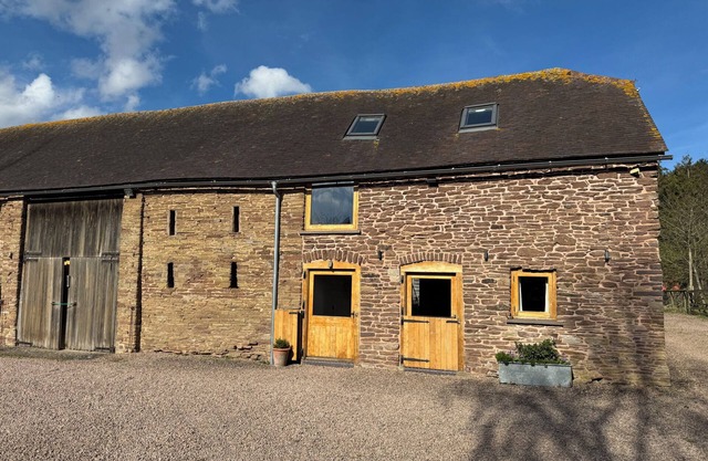 BARN COTTAGE, pet friendly, character holiday cottage in Ludlow