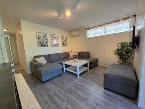 Barnevennlig leilighet nær båthavn og sentrum